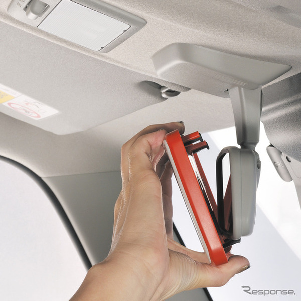 純正ルームミラーの上下を挟むだけ