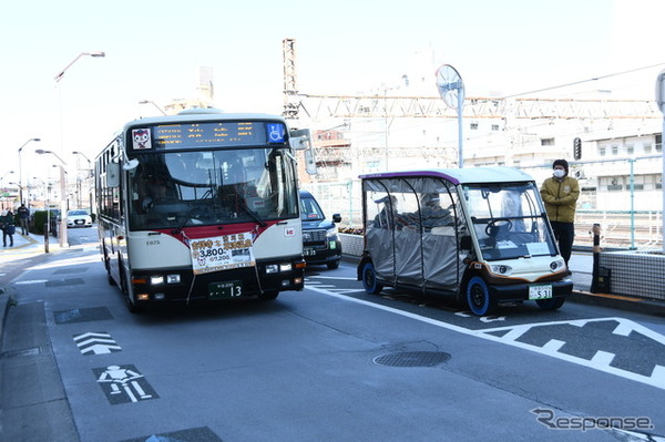 荻窪駅西口での風景。グリーンスローモビリティがいかに小さいかがよくわかる