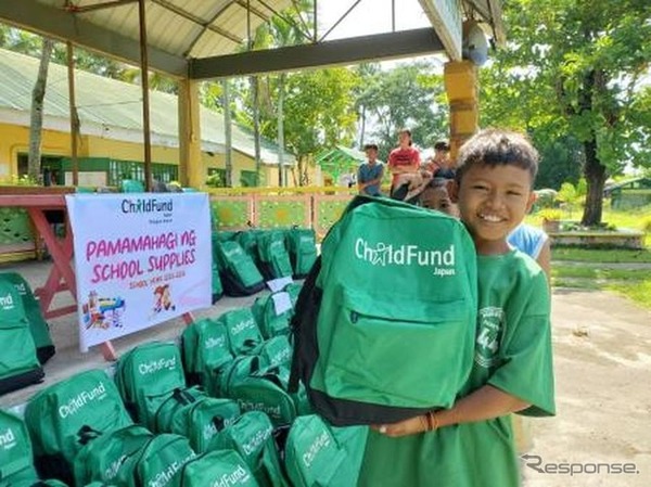 学用品を受け取り、笑顔を見せるフィリピンの子ども