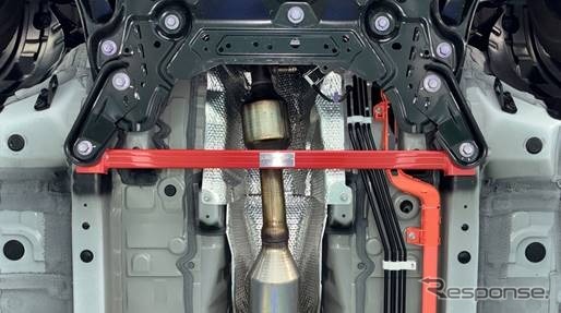 タナベ サステック・アンダーブレース　トヨタ・アクア装着例