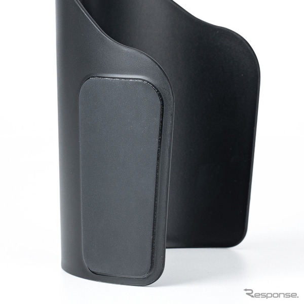 サンワサプライのドリンクホルダーに差し込むだけで設置できる車載ホルダー