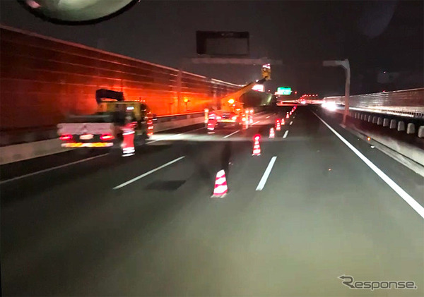 道路工事により車線が閉鎖された際に車線変更する様子（車内より）