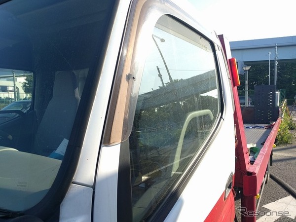 最初はこんなに汚れた窓。写真でも一目瞭然だ。愛車遍歴フェスティバルに呉工業出展!!（全米ナンバーワンガラスクリーナー「インビジブルガラスを体験」）