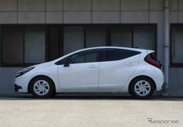 タナベ サステックDF210　トヨタ・アクア装着例（フロント：33mmダウン / リア：28mmダウン）