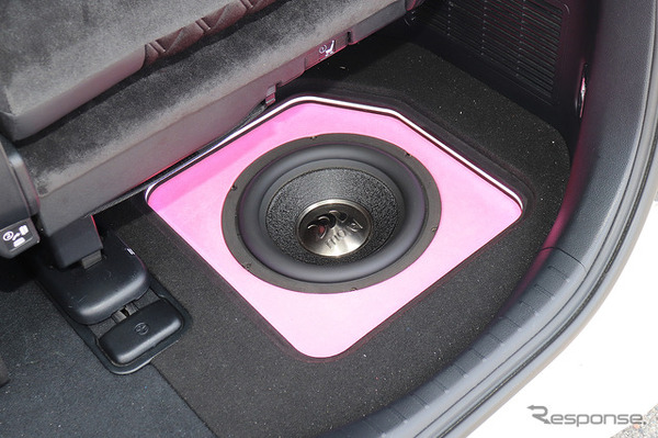 「パワーアンプ内蔵DSP」にてシステムが構築されたオーディオカーの一例（製作ショップ:イースト＜大阪府＞）。