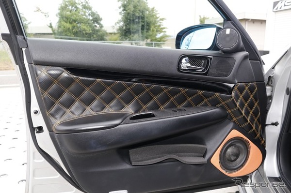 ドアは前面をカスタム処理されてインテリアとのマッチングも絶好の状態に仕上がる。アウターバッフルも美しい仕上がり。