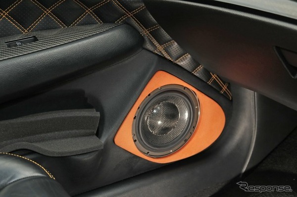 ドアの前方下部にはドア形状にフィットさせる構造でアウターバッフルが作られる。オレンジのバッフル処理も映える。