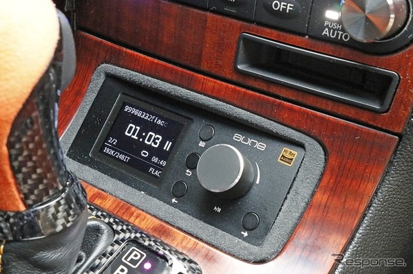 アウネのコントローラーを設置したセンターコンソール。周辺加工も含めてフィット感抜群の仕上がりとした。