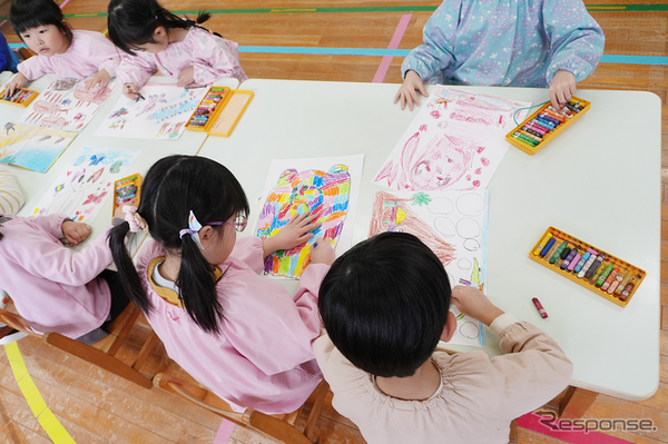 それぞれが感じた自然を伸びやかな表現で描く保育園の園児たち