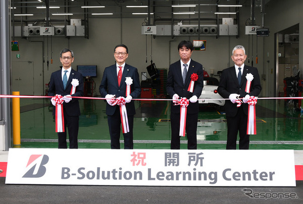 テープカットの様子