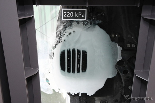 タイヤ接地状態を路面側から確認できる　タイヤ空気圧200kPaの状態