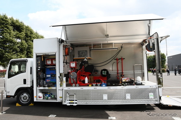 う高速道路出張サービス研修路に置かれたロードサービス車