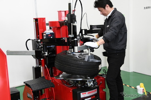 消費財ピットでのタイヤ交換風景