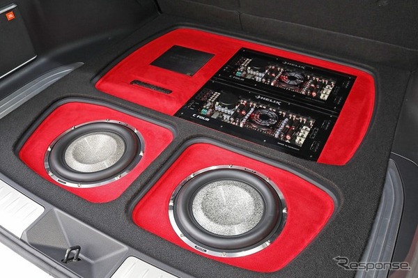 ラゲッジフロア全面を使ってパワーアンプ×2台、DSP、サブウーファー×2発をバランスよくレイアウトした。