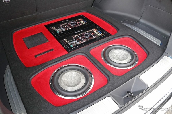 ラゲッジカスタムのイメージカラーとなったのはレッド。ブラックレザーのベースパネルとのコントラストも美しく決まる。
