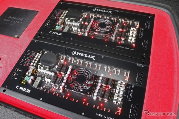 パワーアンプにはヘリックスのC-FOURを2台用いる。シースルーのトップパネルからはレッドLEDのイルミが目立つ仕様。