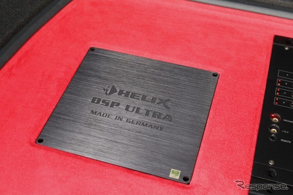 調整機能や基本的なサウンドの良さを追求してDSPにはヘリックスのDSP ULTRAをチョイス。フロアにフラットに設置される。