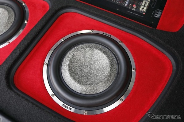 サブウーファーはユートピアMのSUB10WMを2発ステレオで用いる。スピード感ある低域と音の厚みを見事の表現した。