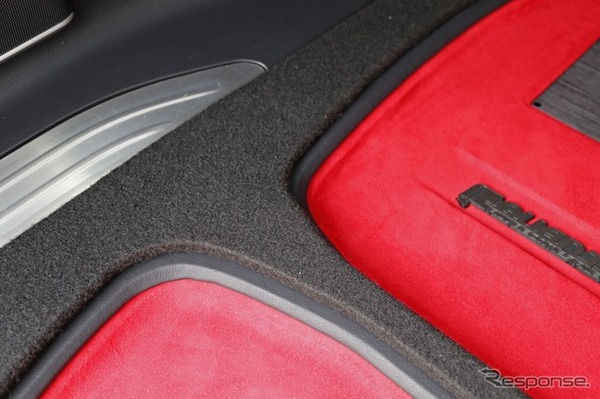 車体のラゲッジにぴたりとフィットするデザインでオーディオボードを製作、鮮烈なレッドの人口スエードも美しく映える。