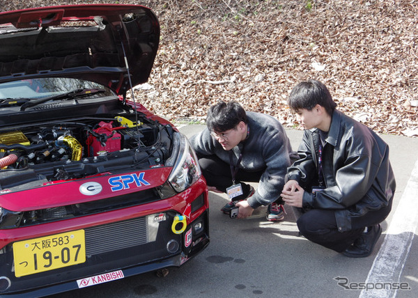 モータースポーツ車両に興味津々の学生たち