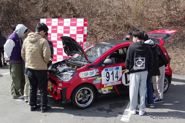 モータースポーツ車両に興味津々の学生たち