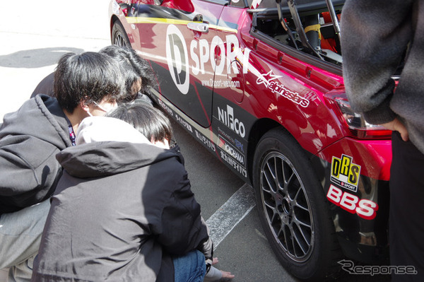 モータースポーツ車両に興味津々の学生たち