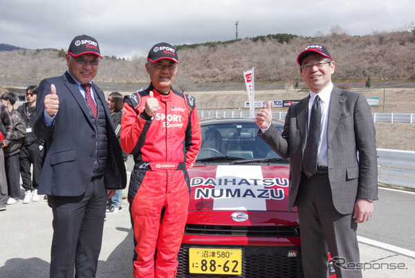 （左から）静岡ダイハツ販売の井上社長、D-SPORT Racing Team殿村監督、ダイハツ沼津販売の池原社長