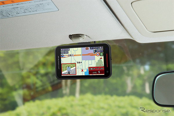 付属の宙吊りステーでフロントガラスと天井のすき間に取付け可能（YK-3200）