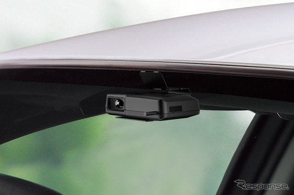 付属のアンテナ用宙吊りステーでアンテナもフロントガラスと天井のすき間に取付可能（YK-3200）