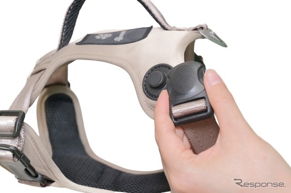 コンビのペットブランド「コムペット」のシートベルトを通すだけの「カーリンク ハーネス」