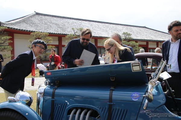 審査中の風景。左はカロッツェリア・ザガートの原田則彦氏