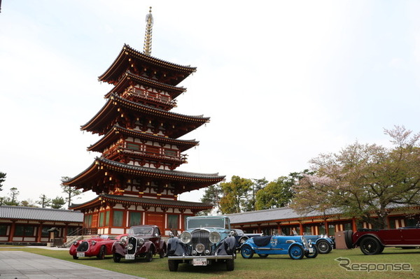 世界遺産、法相宗大本山・薬師寺の西塔とともに