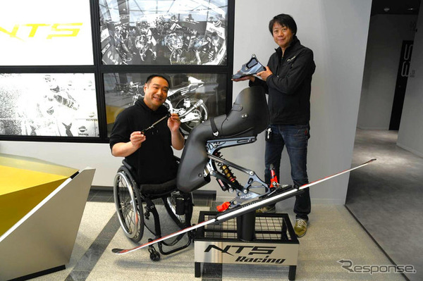 パフォーマンスダンパーを持つ鈴木猛史選手（左）とエヌ・ティー・エス社の生田目將弘社長（右）