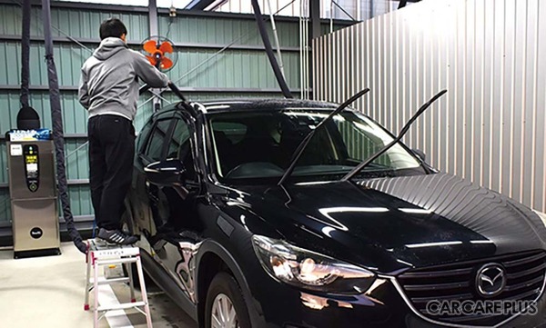 直営の「Whitepit 京都伏見本店」は屋根付きの洗車・拭き上げブースがあり設備や備品が充実している