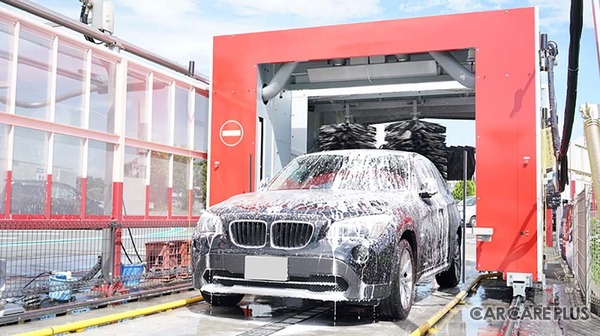 直営1号店「ふるーる洗車PLUS 八王子本店」での洗車機利用中の様子