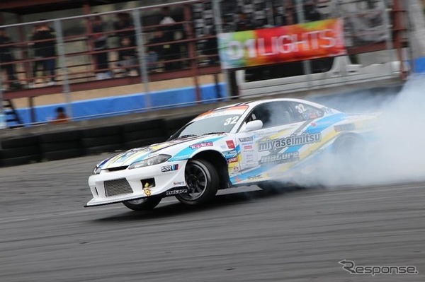 オーバルドリフトデモ走行