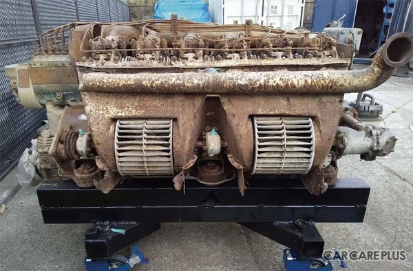 米海軍から返還され、走行可能な状態を目指してNPO法人防衛技術博物館を創る会に修復中の「九七式中戦車」に搭載された三菱重工製の空冷V型12気筒ディーゼルエンジン（昭和17年製）。展示終了後にオーバールのため完全分解が始まるため、オリジナル状態を見学できる最初で最後のチャンスとなる