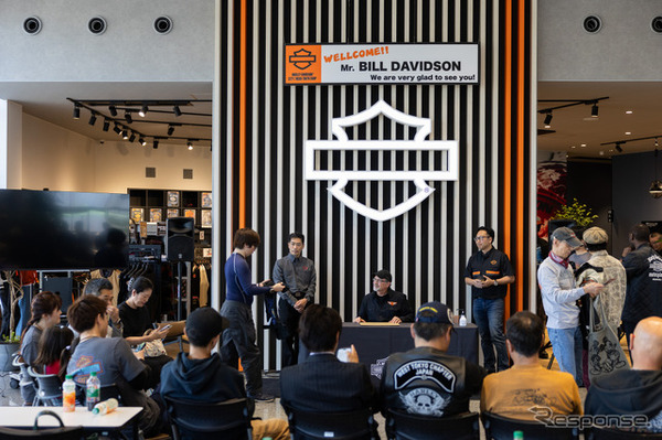 ハーレーダビッドソンシティ西東京でファンや販売店と交流するビル