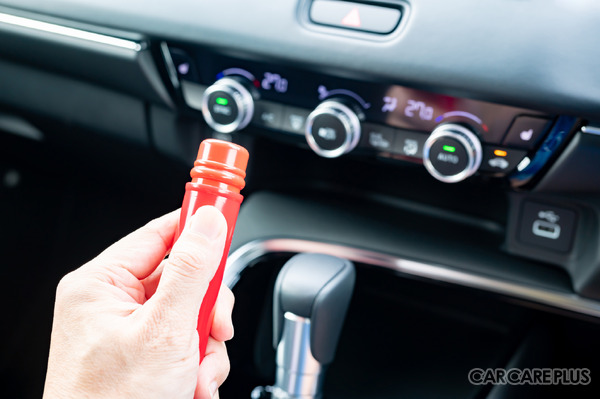 中古車を購入した場合も、発煙筒の有効期限は要チェック。前オーナーが一度の交換していない可能性がある