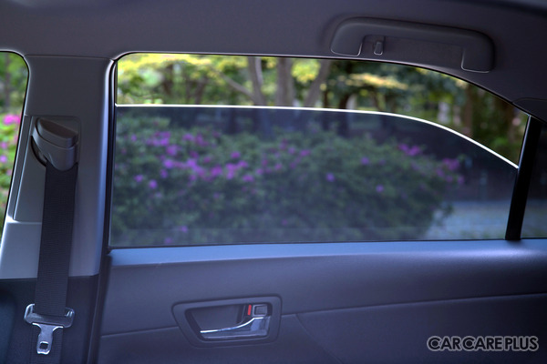 同社製品で最も濃い色を誇りながらも、車内からの視界は良好なのも特長