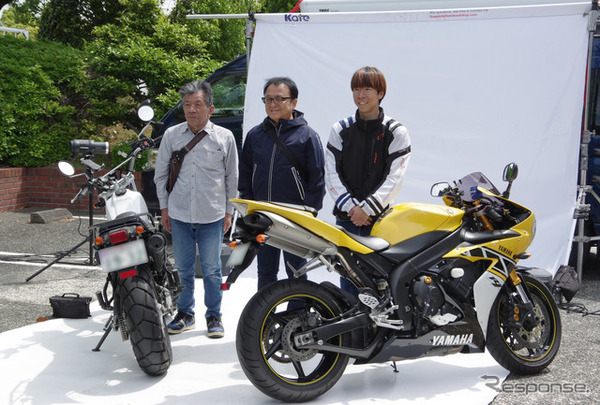 設楽社長がかつて手がけた『TW225』で来場した親子ライダーとの記念撮影