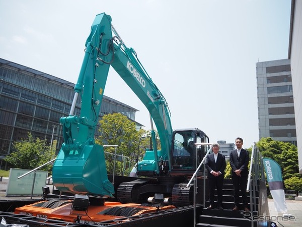 階段向かって左が山本社長、右が開発責任者の技術開発本部、新事業推進部の担当、山下耕治執行役員
