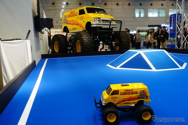 タミヤのランチボックスRCカー。背景に移るのはホンモノのクルマ。