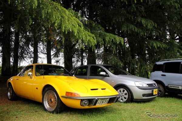 オペル 1900GTとその隣にはヴィータの姿も