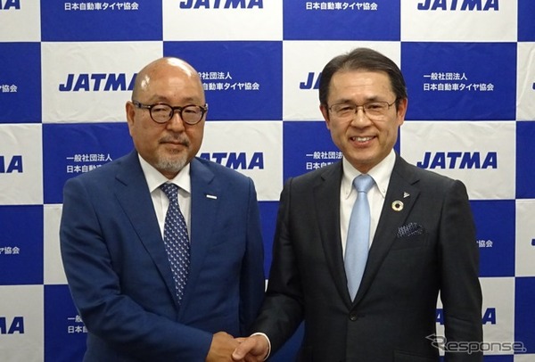 清水会長（左側）と山本前会長（右側）