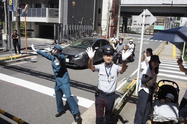 上野車両基地そばの踏切を通る