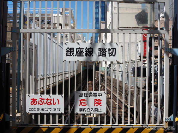 上野車両基地そばの踏切から地下へ