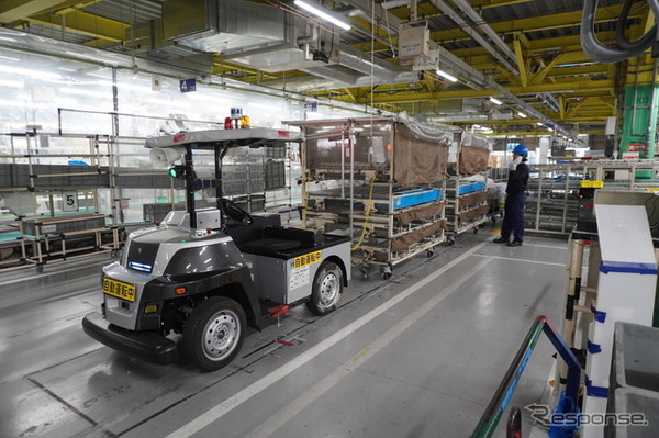 スペースの限られた工場内通路を進む自動搬送サービス「eve auto（イヴ・オート）」