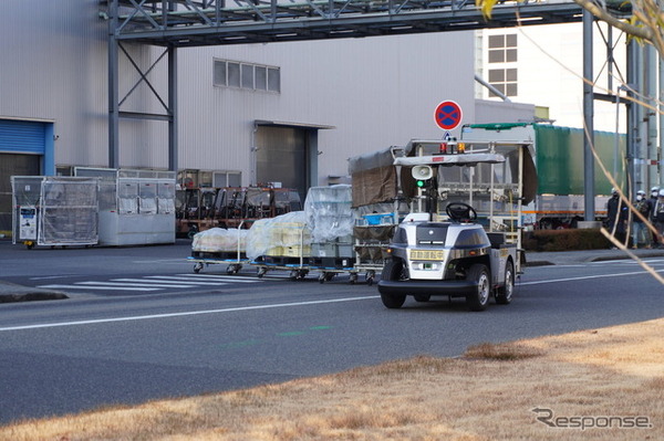 屋外の建屋間搬送を行う「eve auto」。この車両がトヨタ車体富士松工場では多数稼働