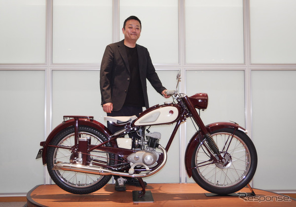 ヤマハ発動機 ブランド統括部の北條雅也統括部長と、ヤマハモーターサイクルの原点『YA-1』